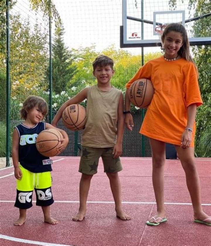 Benjamin Suarez with his brother and sister