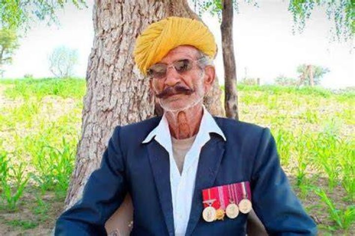 Bhairon Singh Rathore with other Military personnel