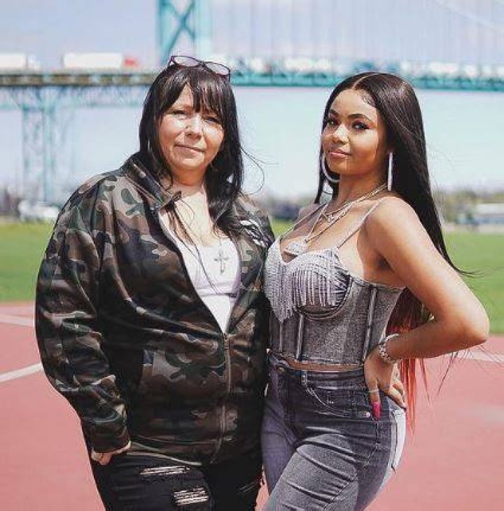 Brooklyn Queen with her mom