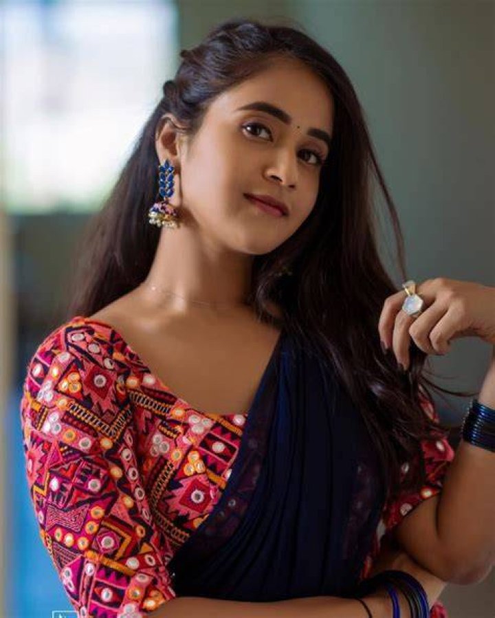 Deepthi Sunaina looks gorgeous in Indian attire