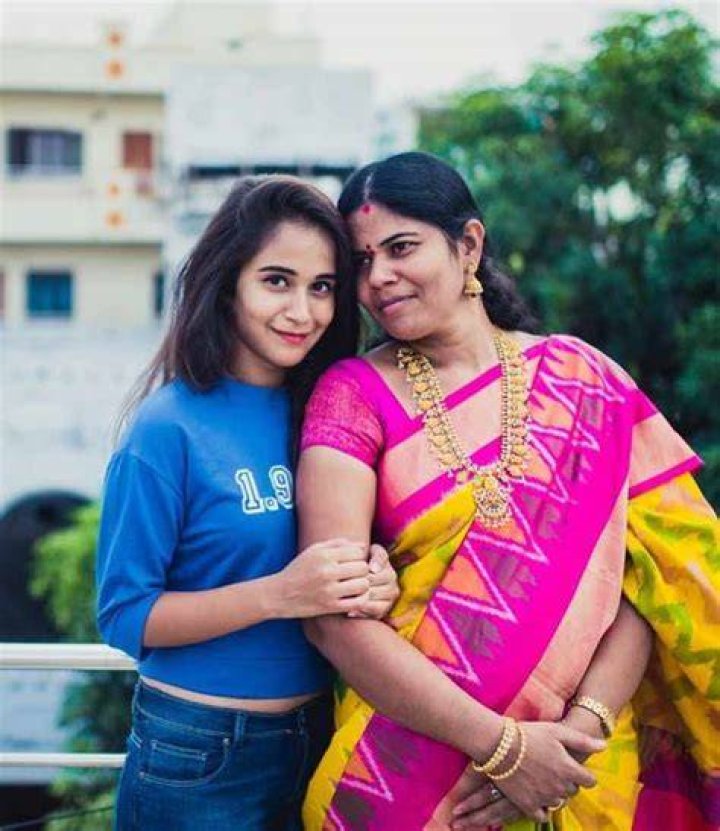 Deepthi Sunaina sister Sushma Reddy