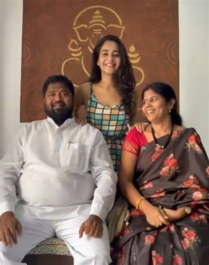 Deepthi Sunaina with her parents