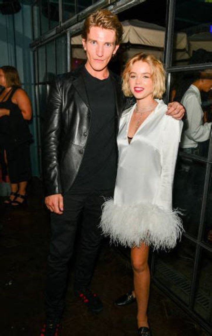 Ewan Mitchell with his fellow actress Milly Alcock