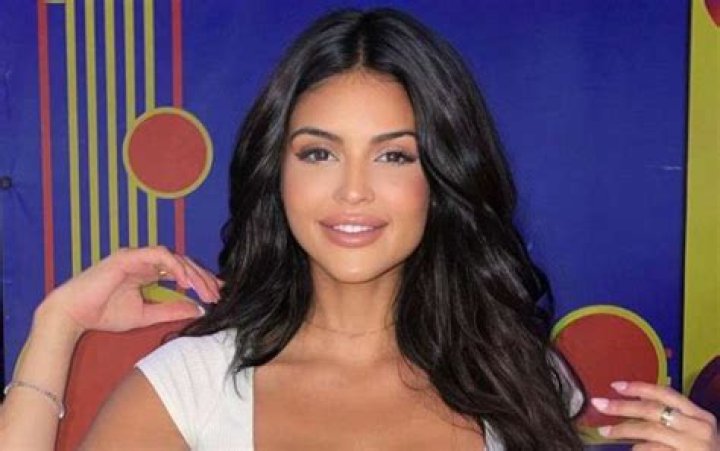 Holly Scarfone Wiki & Bio