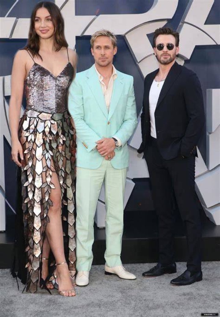 How tall is Ana De La Reguera