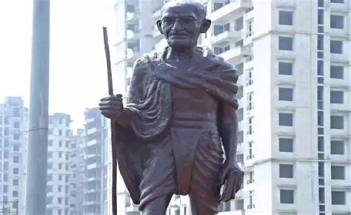 How tall is Mahatma Gandhi