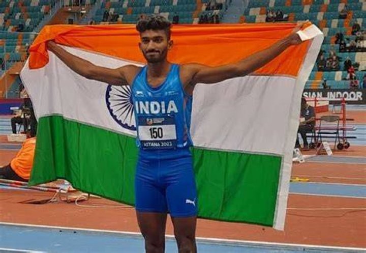jeswin aldrin at Asian Indoor championships showing his silver medla