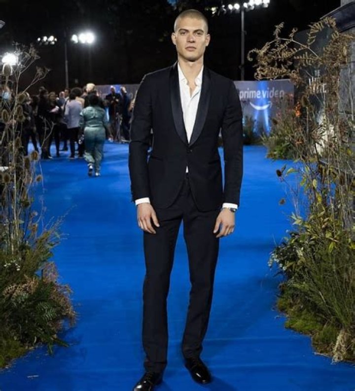 Josha Stradowski height