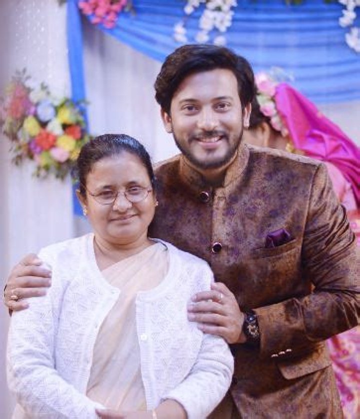 Kishor Das with his mother
