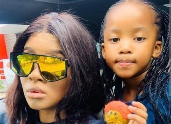 Lady Du with her daughter