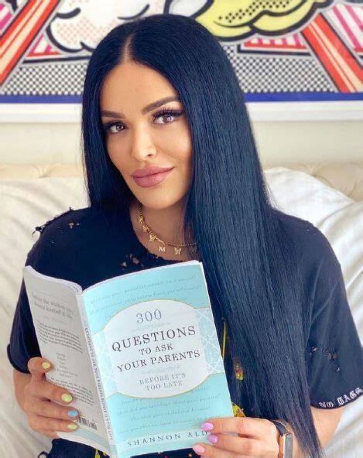 Mona Kattan puts positive quotes on her Instagram account