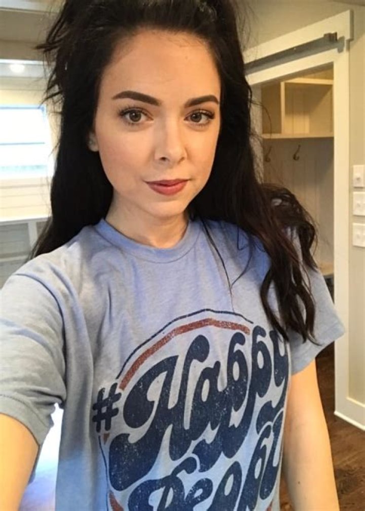 Nikki Phillippi height