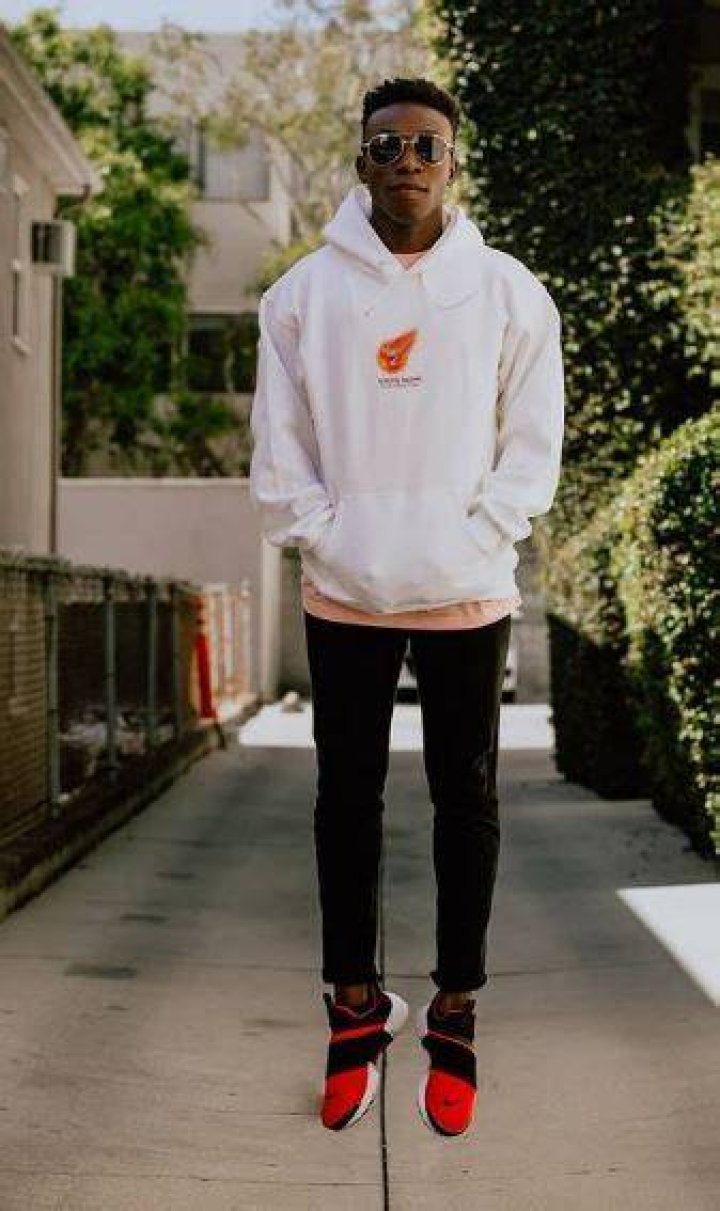 Olly Sholotan height