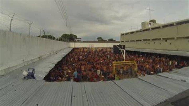 Sabaneta Yard Crowded