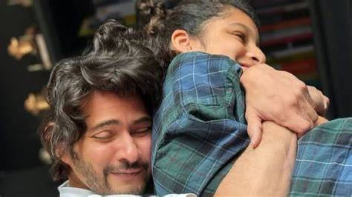 Sitara with her father Mahesh Babu, mother Namrata Shirodkar, and brother Gautham Ghattamaneni