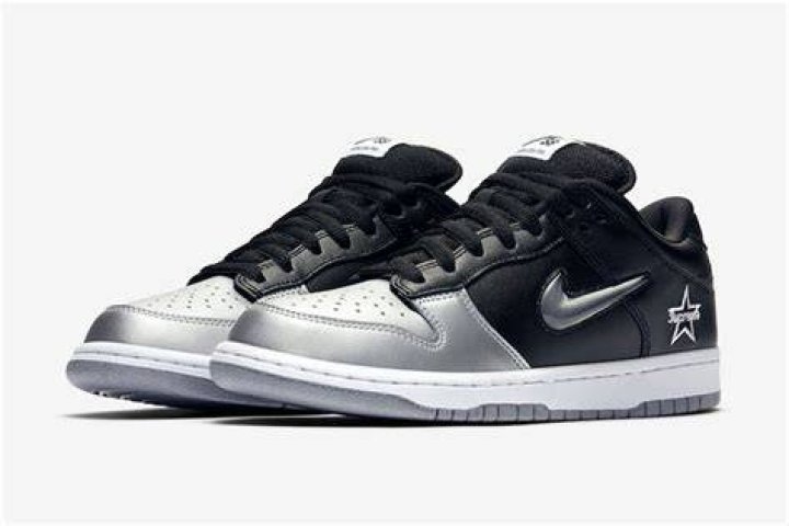 Supreme x Nike SB Dunk Low 