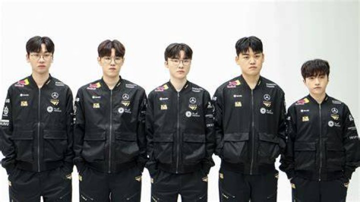T1 Keria with his team