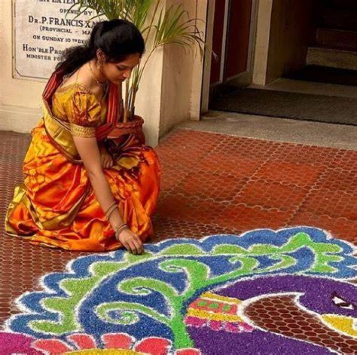 Tejaswini Vivek makes rangoli .
