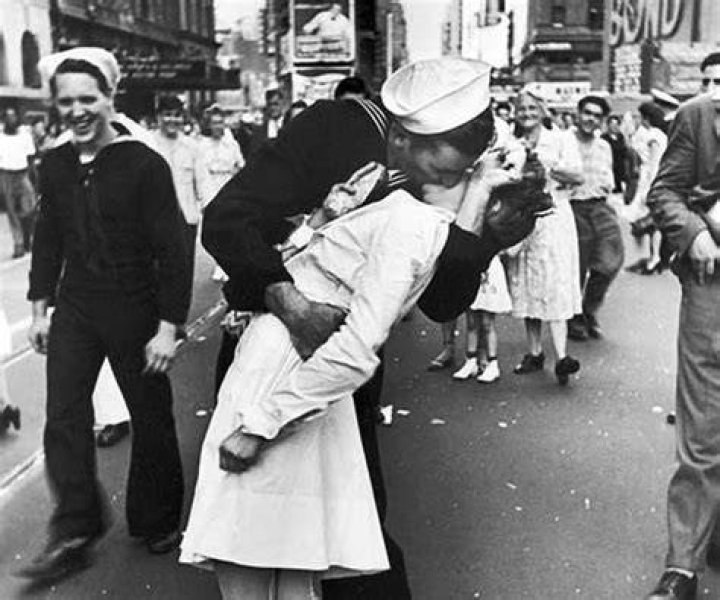 V J Day Kiss