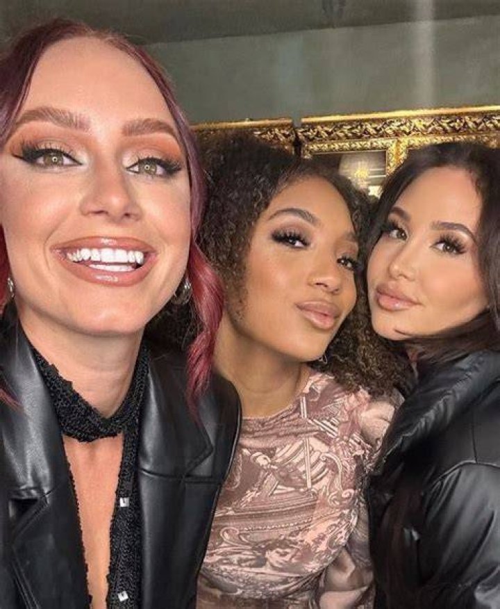 Yesjulz and her friends